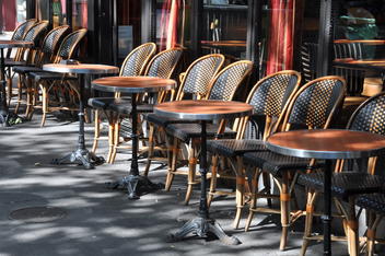 Terraza de café parisino
