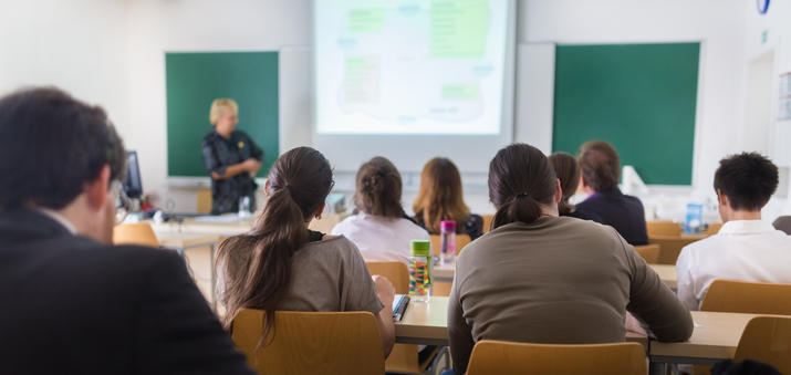 Estudiantes en una sala de clase