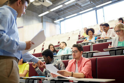 Estudiantes en un anfiteatro de una universidad